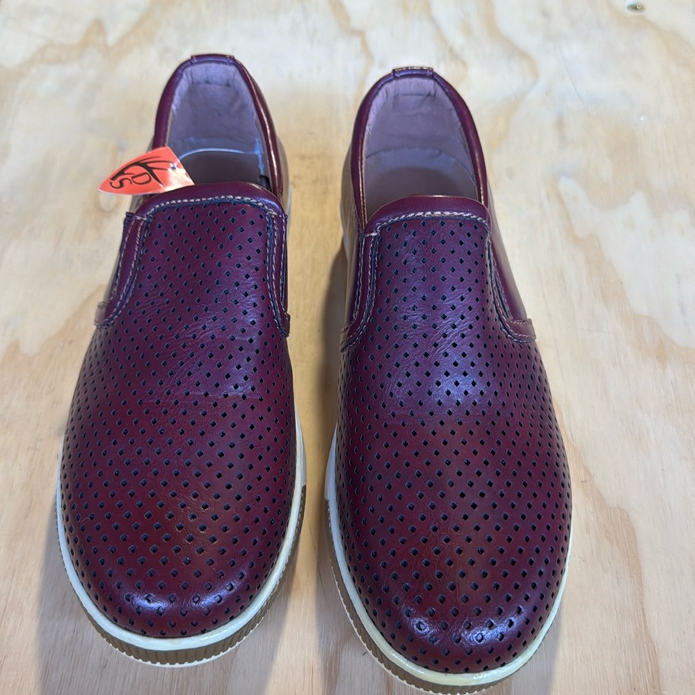 NEW DEER STAGS BURGANDY SLIP ON SNEAKER 6M